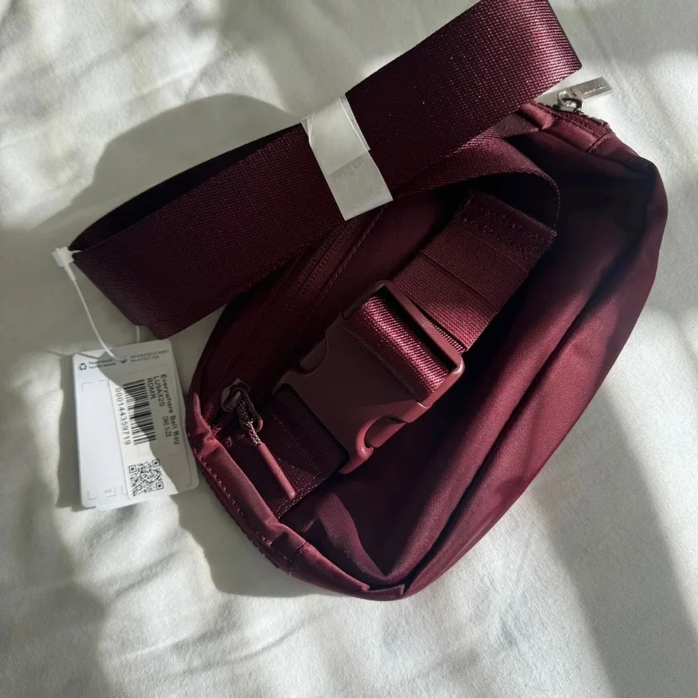 🆕❤️ Lululemon Everywhere Belt Bag Red Merlot - Picture 4 of 6
